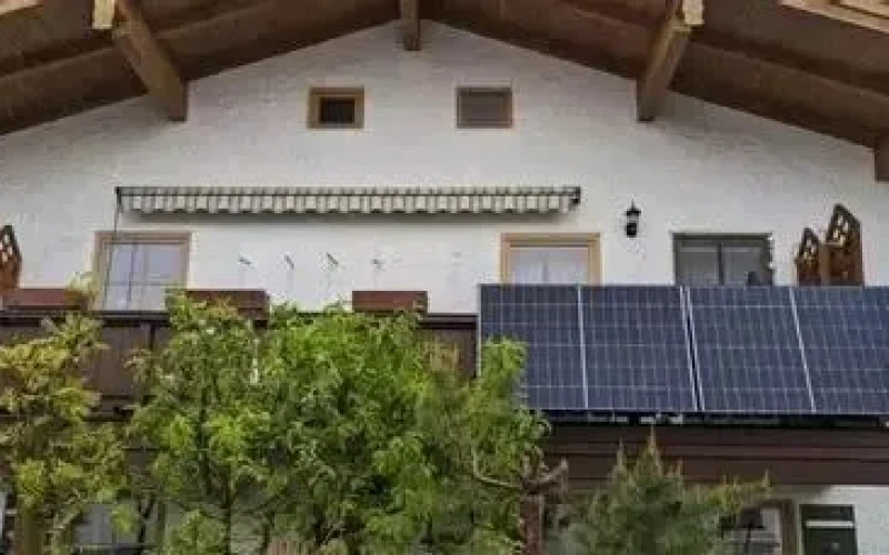 Ano ang Balcony Solar? Isang Plug-and-Play na PV System na Ipinaliwanag