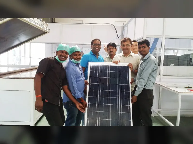 Proyecto de línea de producción de paneles solares semiautomática de 5MW de Acutech Solar en Pune, India