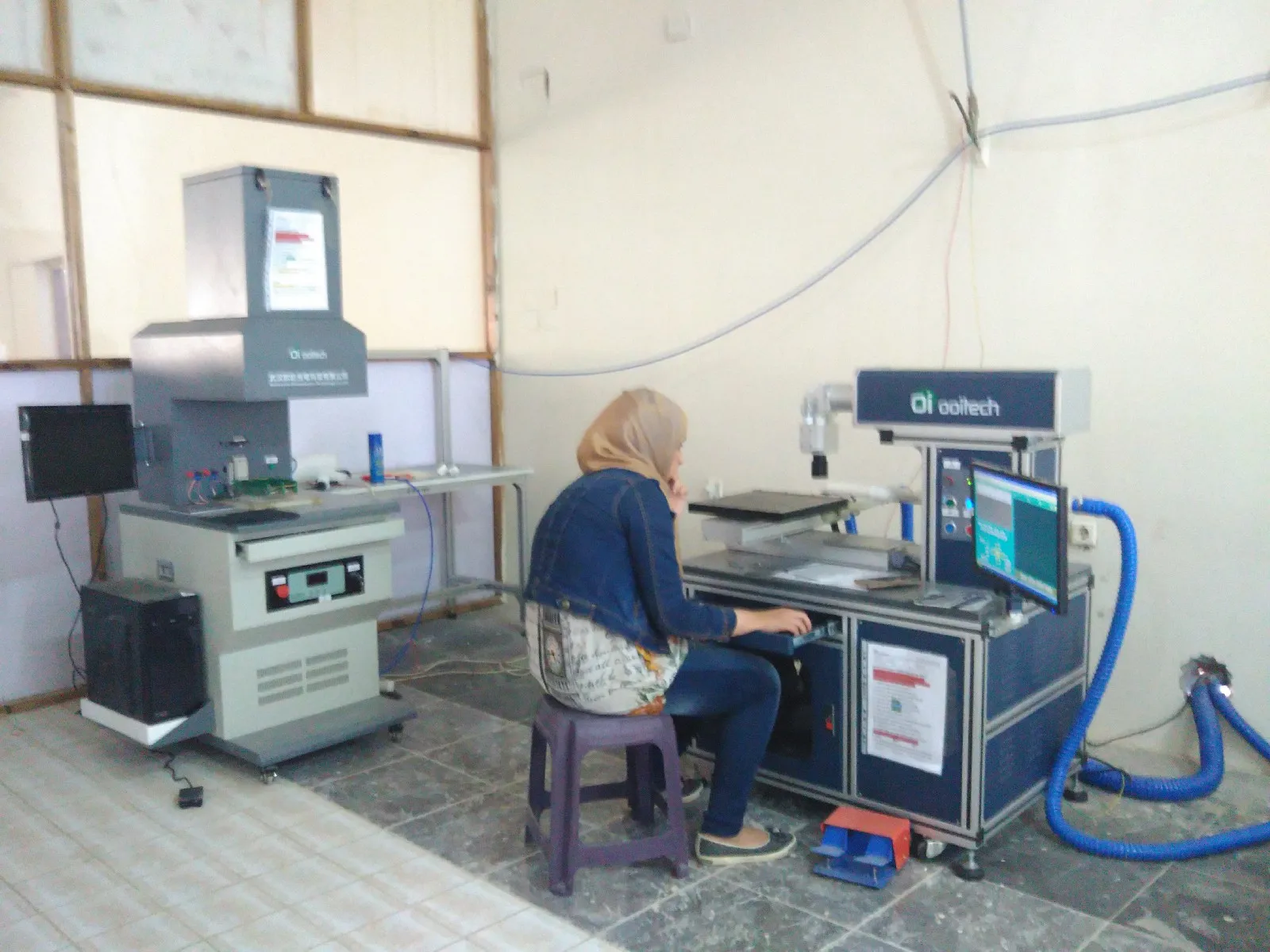 /static/upload/image/20260416/2026041619506184.webp Ma'aikata a injinan module a cikin bitar abokin ciniki