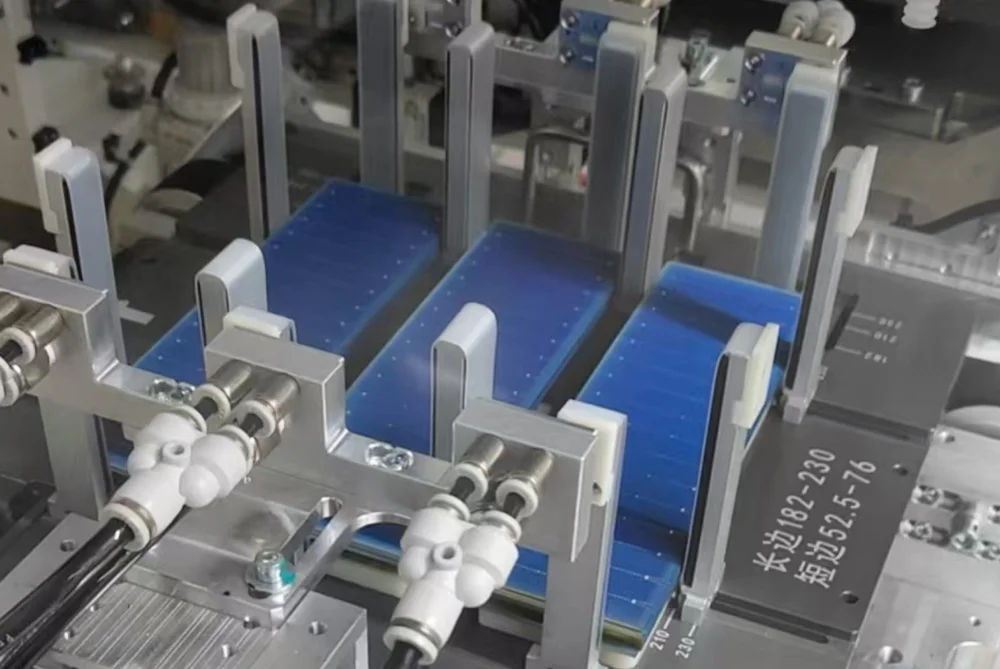 Machine à interconnecter les cellules solaires saisissant des cellules multi-découpe lors de l'interconnexion sur une ligne de production de modules