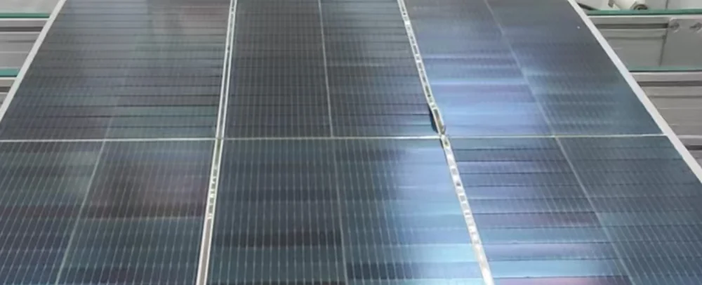 Module solaire multi-découpe sur une ligne de production montrant un espacement réduit entre les pièces de cellules
