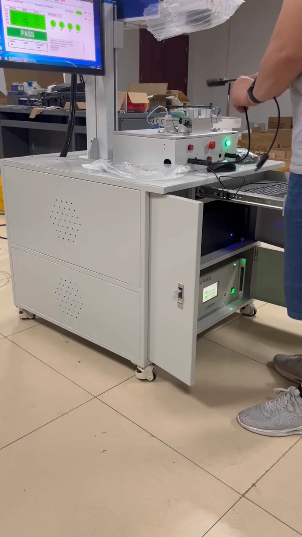 Inline-Station für elektrische Leistungsprüfung und Lasermarkierung mit einem Bestanden-Ergebnis auf dem HMI