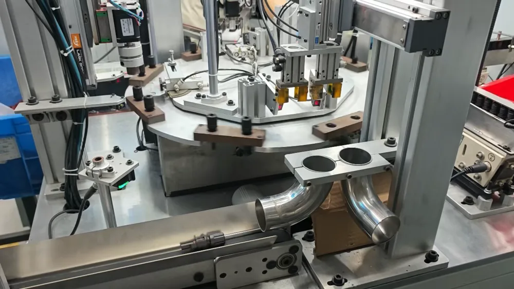 Rotierende MC4-Steckverbinder-Montagemaschine mit pneumatischen Pressstationen und Vorrichtungen
