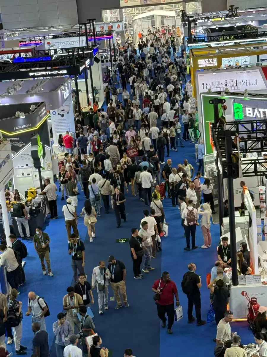 Phase 1 of the 140th Canton Fair under the Advanced Manufacturing theme Visitors moving through an exhibition hall during Phase 1 of the Canton Fair